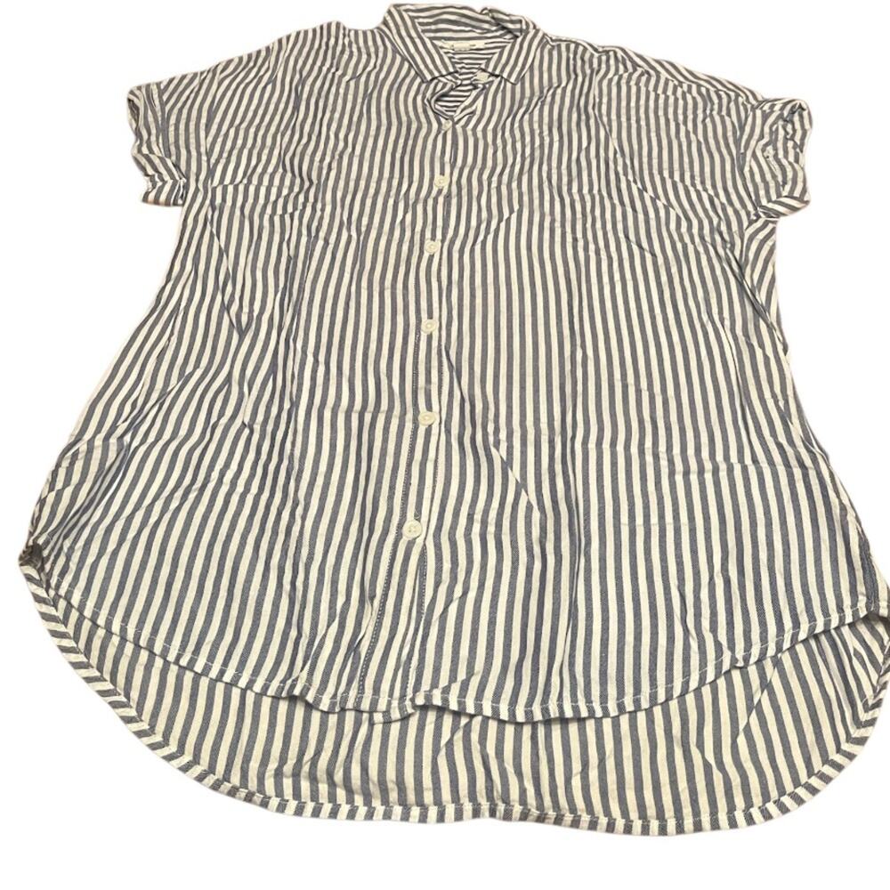 Beach Lunch Lounge Striped Blue and White Shirt, size Medium